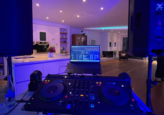 Blick vom DJ-Pult auf Mixer/Laptop bei einer Hausparty in Bad Homburg