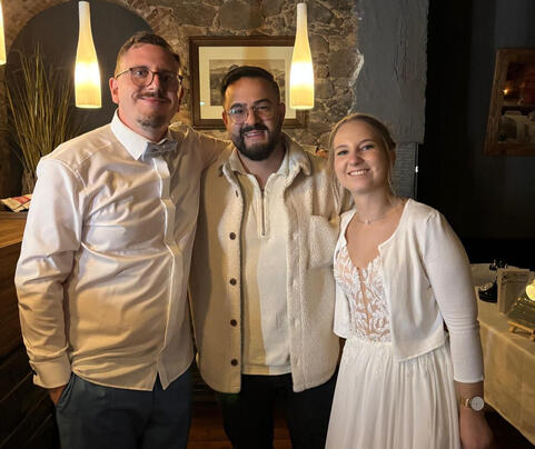 Der Dj posiert mit dem Hochzeitspaar