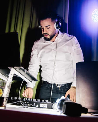 DJ an edlem Pult mit Lichtspots, Ready-to-Play.